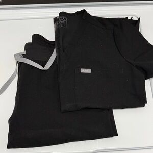 Figs Classic Black Scrub Set